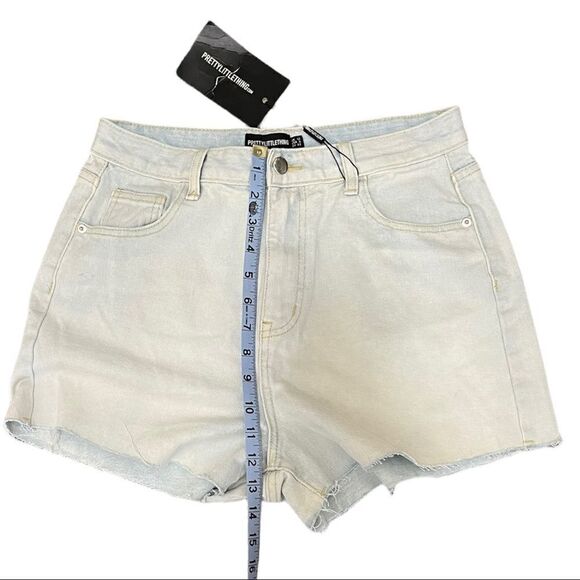 PrettyLittleThing Bleach Wash Raw Hem Hot Pants - Picture 3 of 8